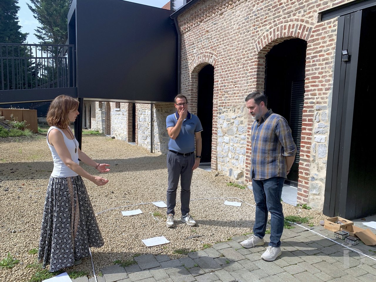 Aline Stukkens anime un parcours au sol dans la cour en brique